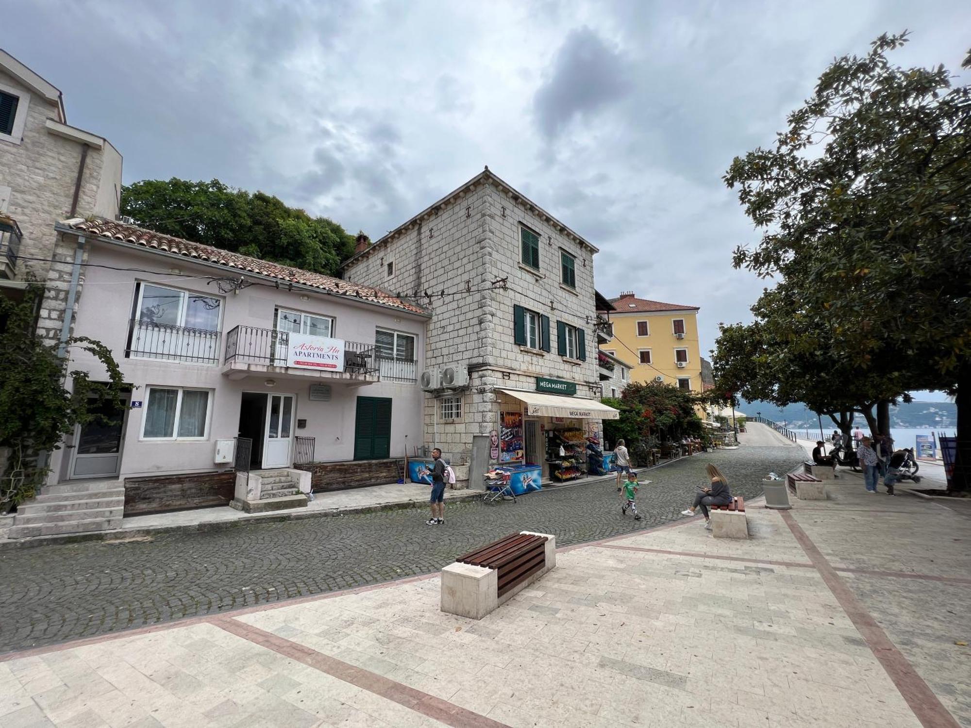 Apartments Astoria Hn Herceg Novi Eksteriør billede